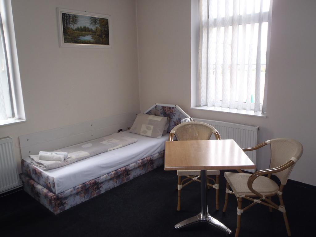 Pension A Restaurace Kulna Chomutov Room photo